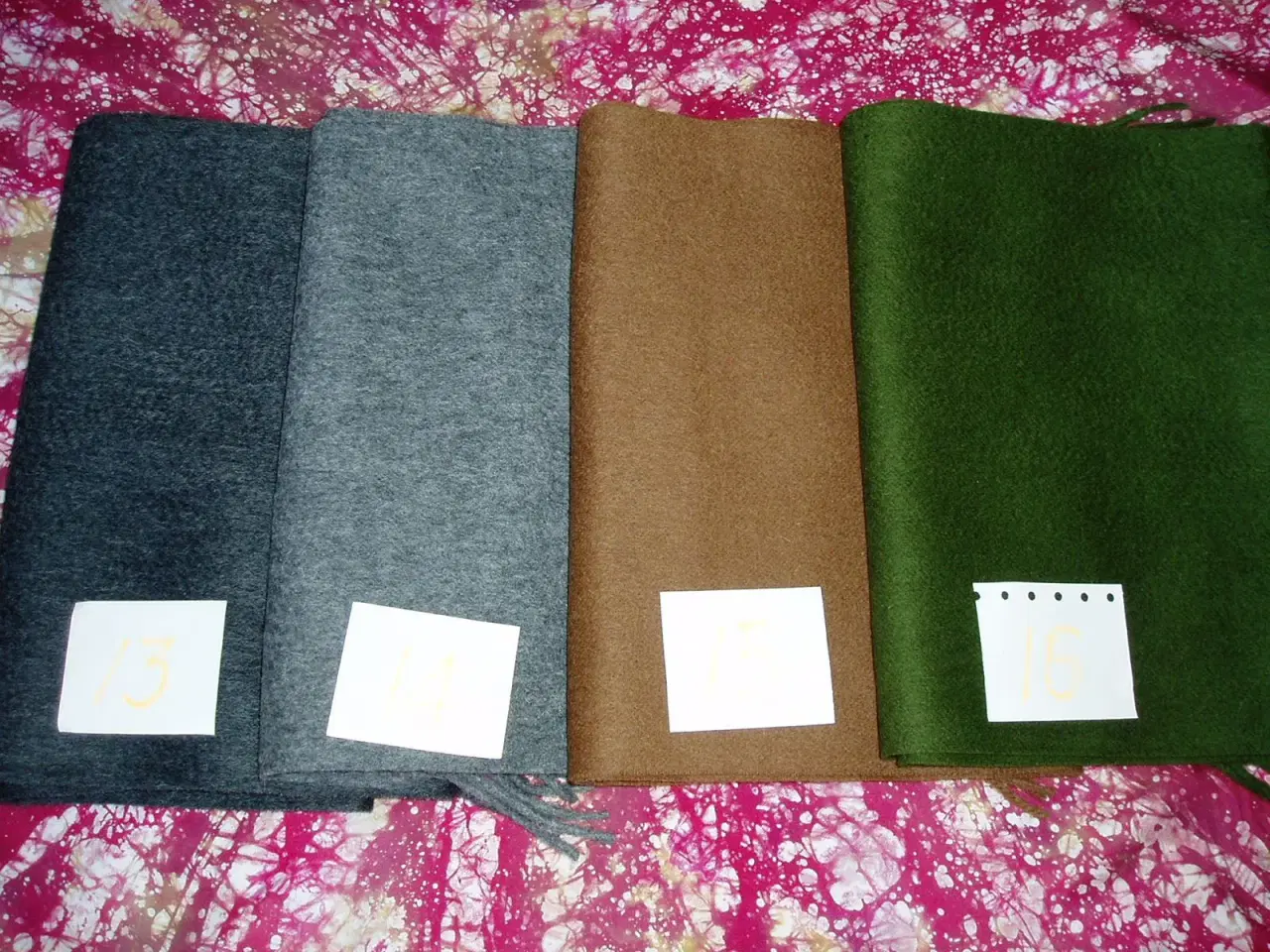 Billede 1 - Halstørklæder i 100% uld/wool. 180x30cm.