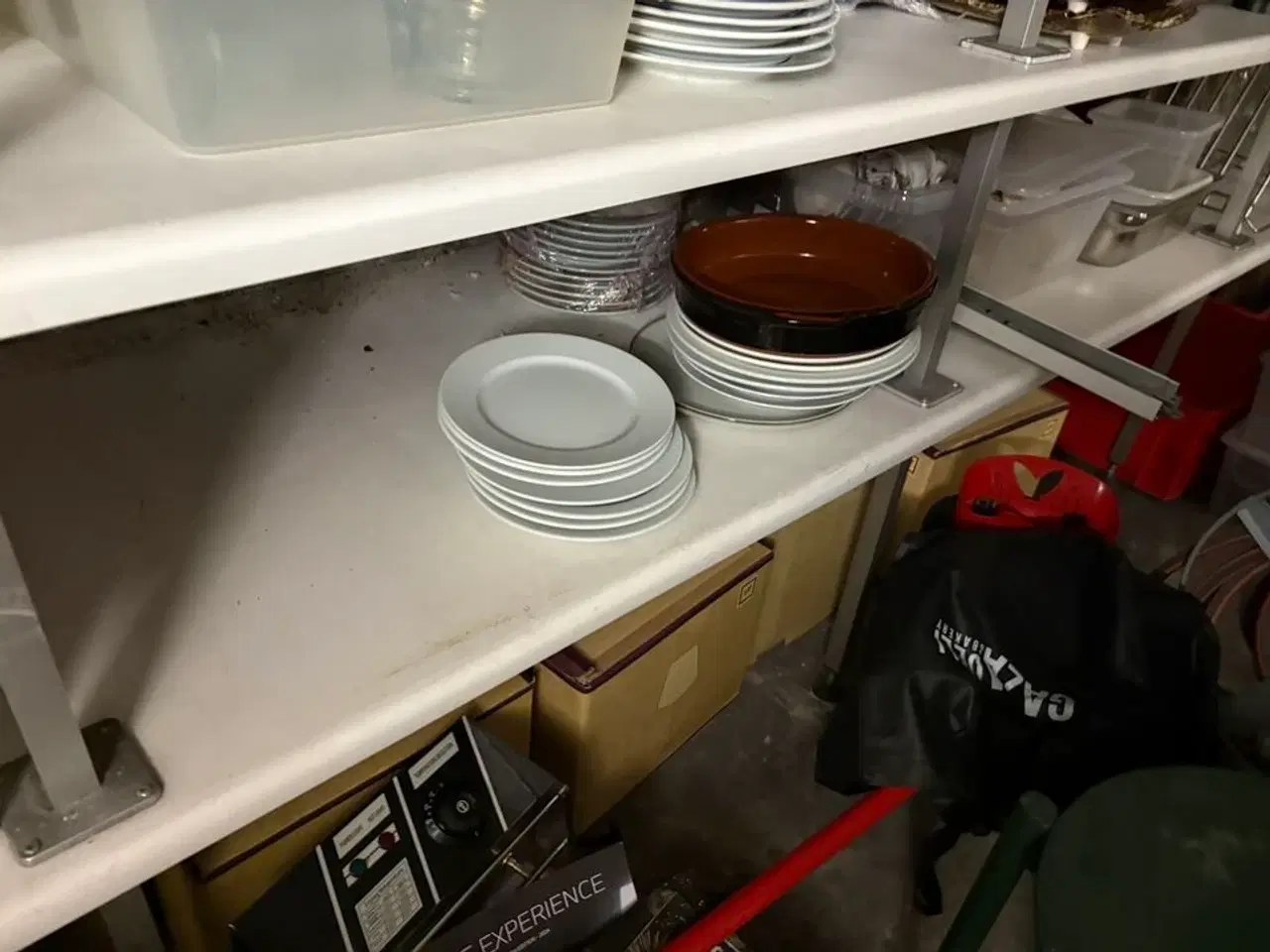 Billede 13 - Indhold i kælderrum af diverse emballage, gastrobakker, køkkenmaskiner, m.v.