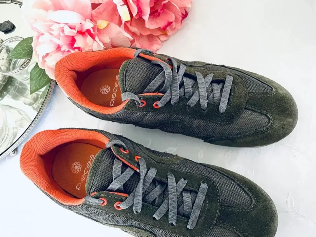 Billede 5 - Sneakers fra Pieces i god stand 