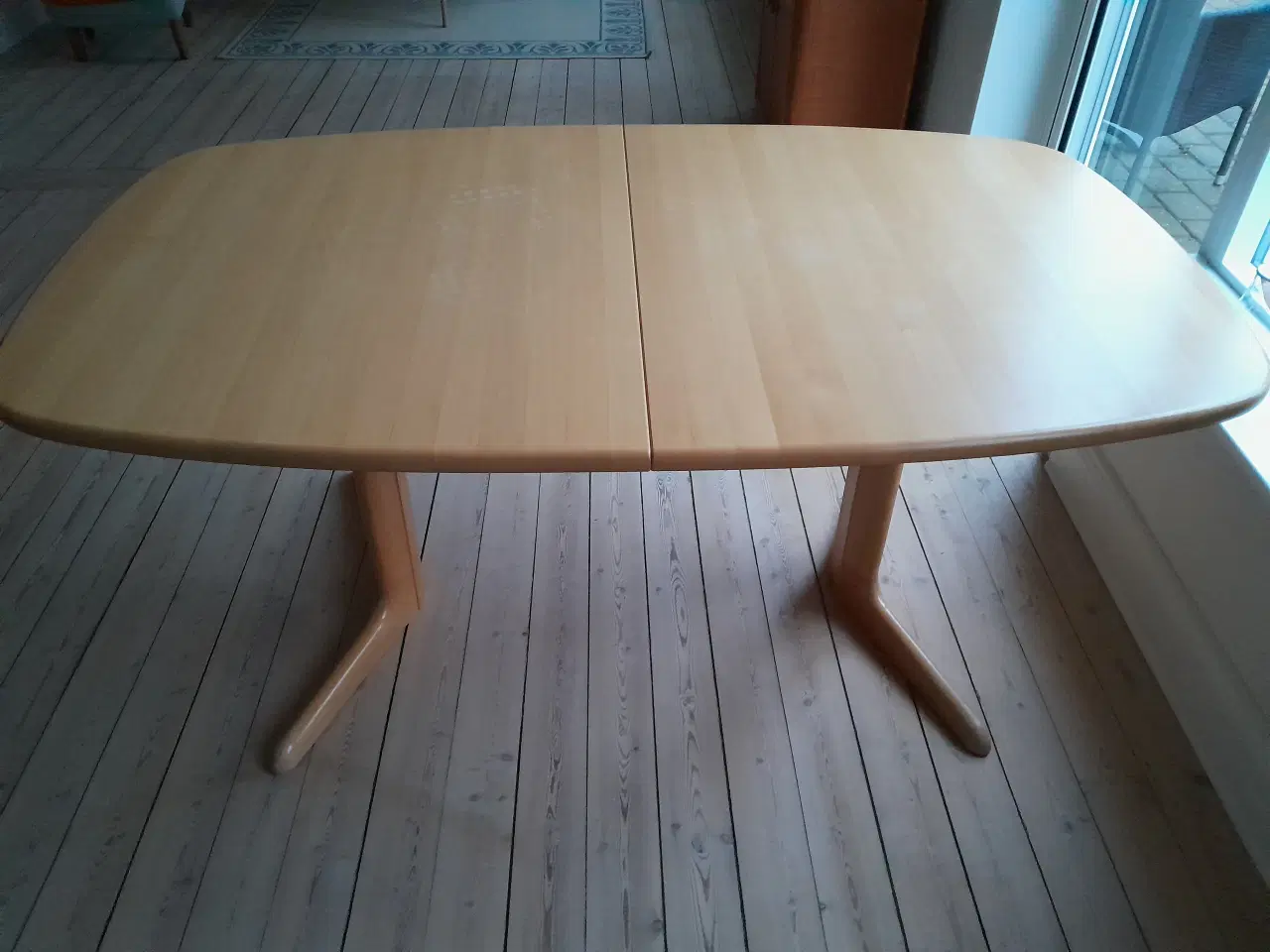 Billede 1 - Lakeret bøgespisebord 