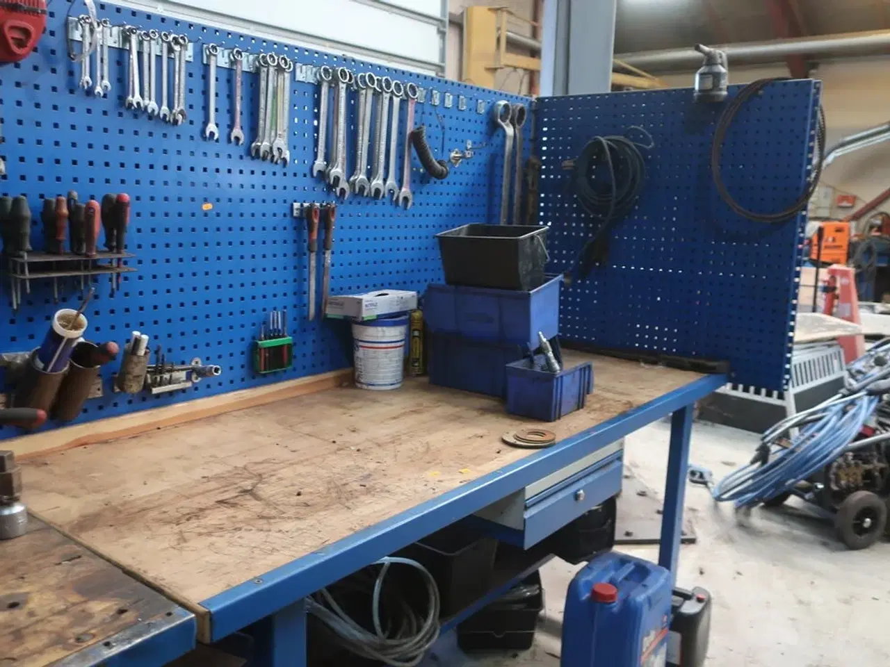 Billede 1 - Arbejdsbord samt værktøjstavle med div. Værktøj