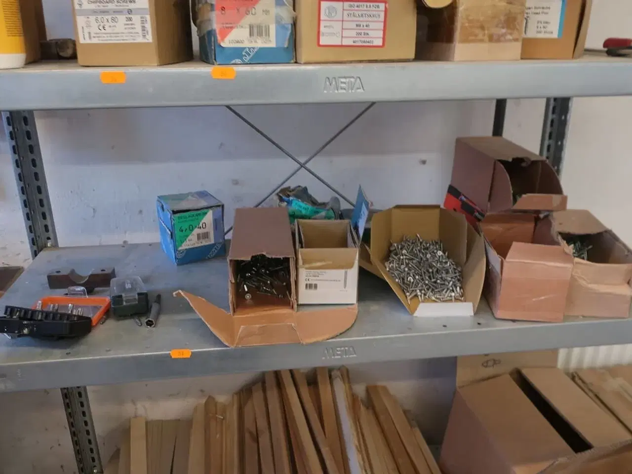 Billede 3 - Reol med div. Skruer m.m.