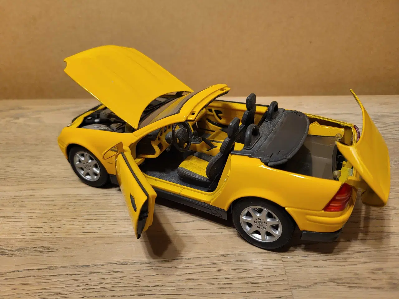 Billede 6 - Modelbil, Mercedes SLK 230. Skala 1/18 Meget flot 