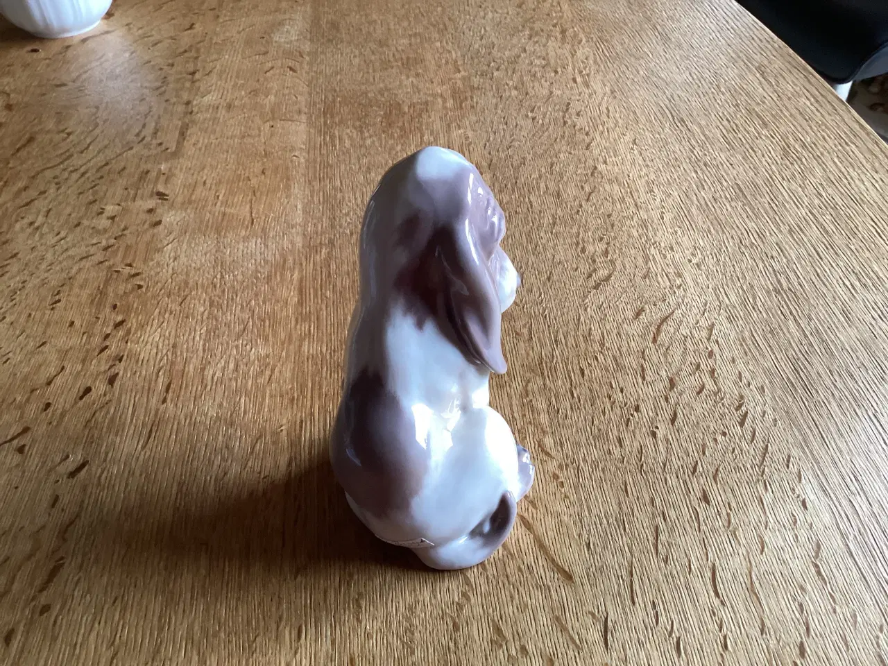 Billede 4 - Dahl Jensen siddende Basset hundehvalp nr 1065