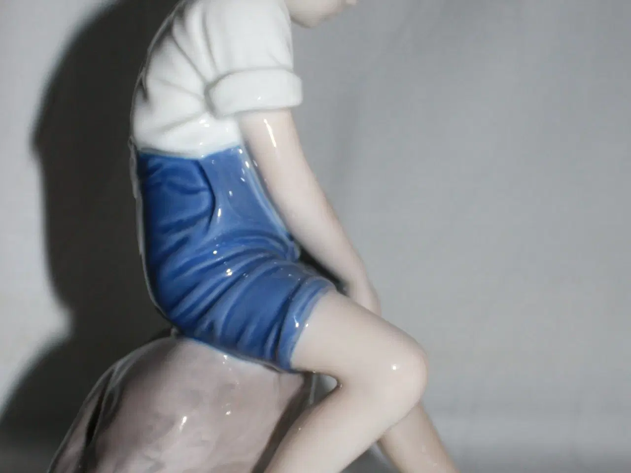 Billede 7 - Porcelænsfigur "dreng på sten" fra B&G