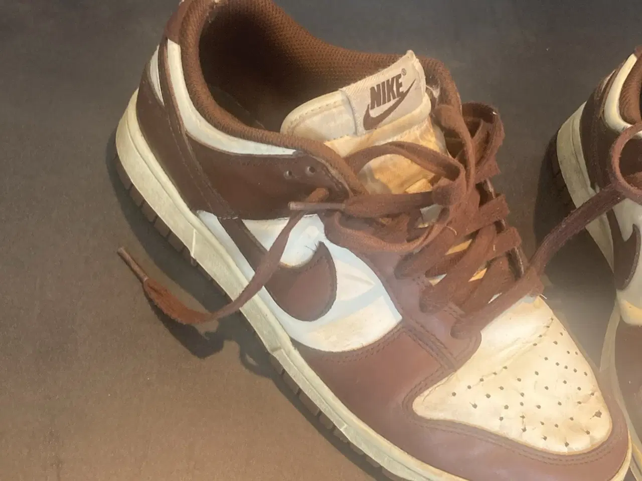 Billede 2 - Nike dunk low i brun og hvid sælges. Str. 41