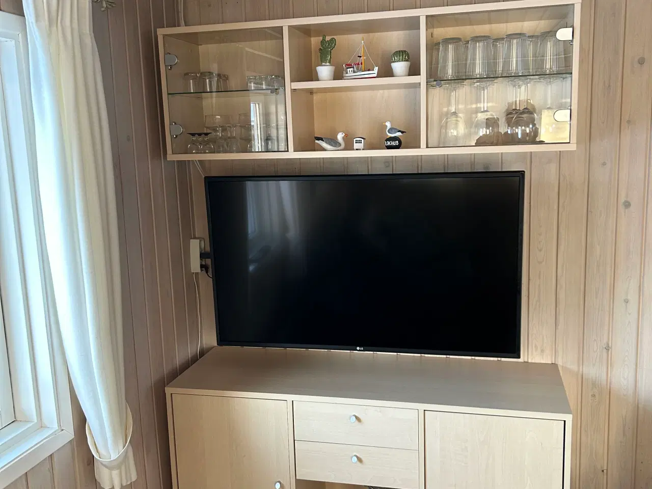 Billede 1 - Skænk og overskab i lyst træ