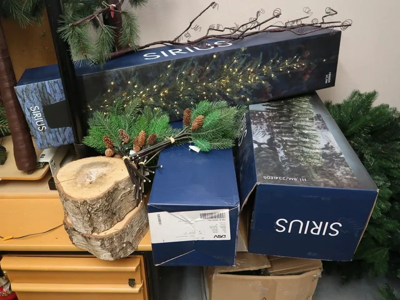 Billede 4 - Div. Julepynt, kunstige planter (kasserne er tomme)