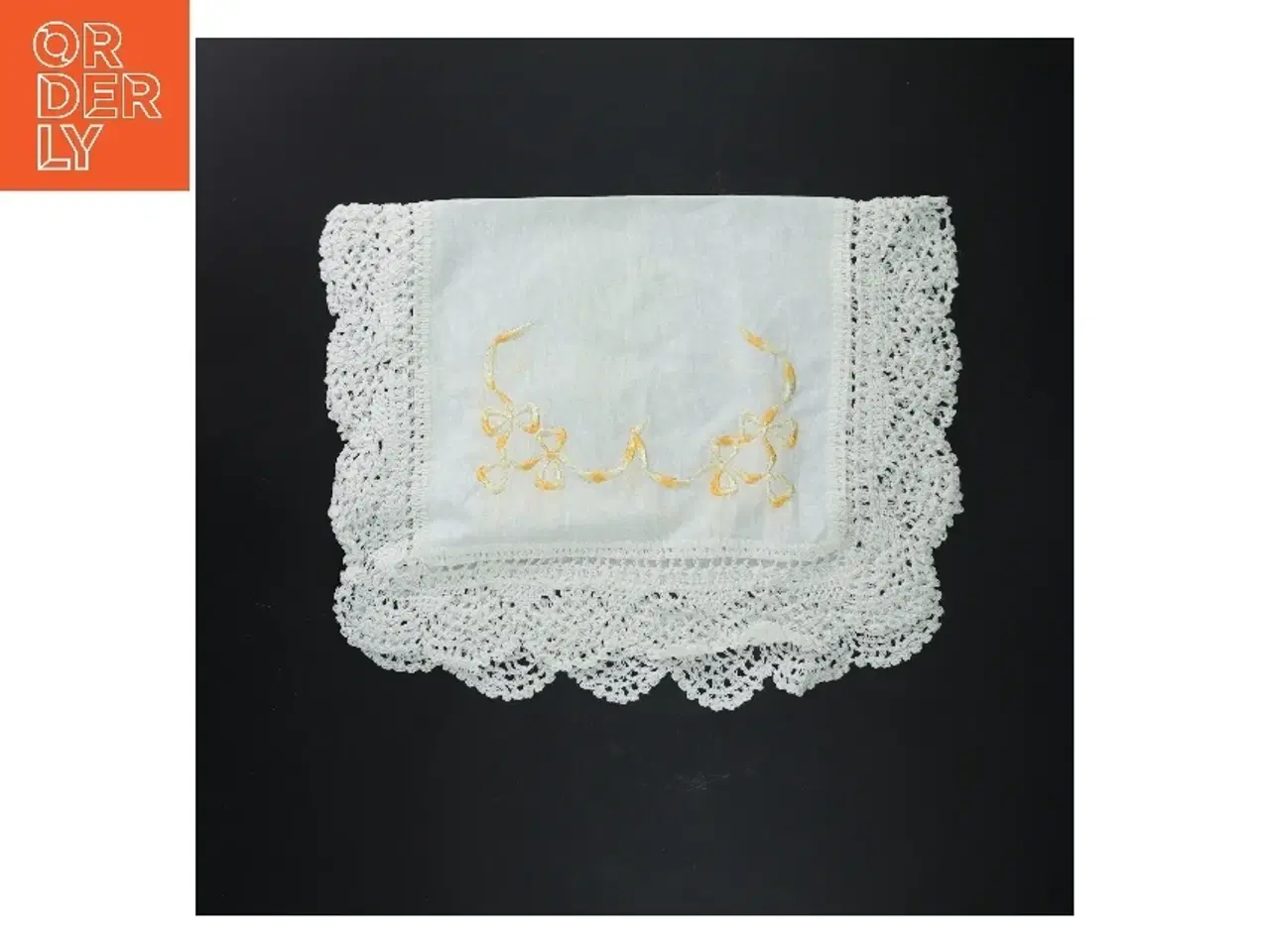 Billede 1 - Broderet bordløber med blondekant (str. 33x45 cm)