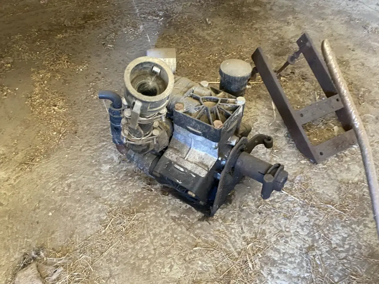 Billede 5 - Becker 12 rækket såmaskine med udstyr til flydende gødning. Fronttank medfølger til prisen.