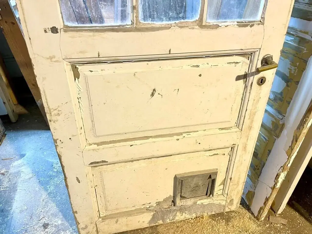 Billede 3 - Bred og lav kælderddør m. 6 ruder