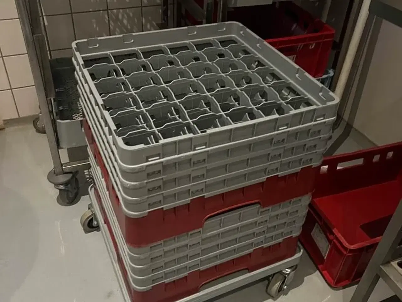 Billede 1 - 1 stk. Opvaskebakkevogn + 2 stikvogne til bakker (Bakker på billedet følger ikke med)