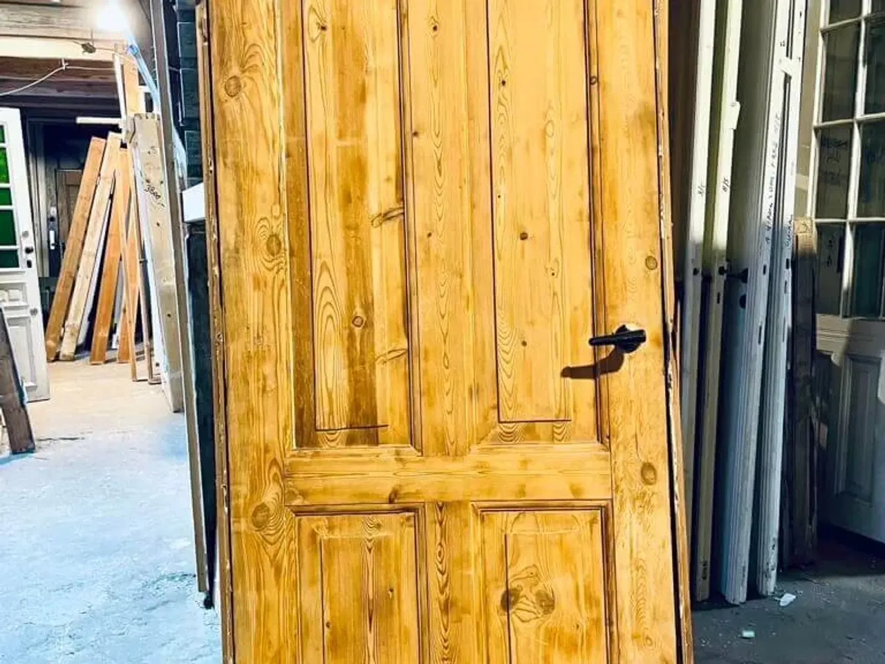 Billede 1 - Lav, umalet Dannebrogsdør m. karm