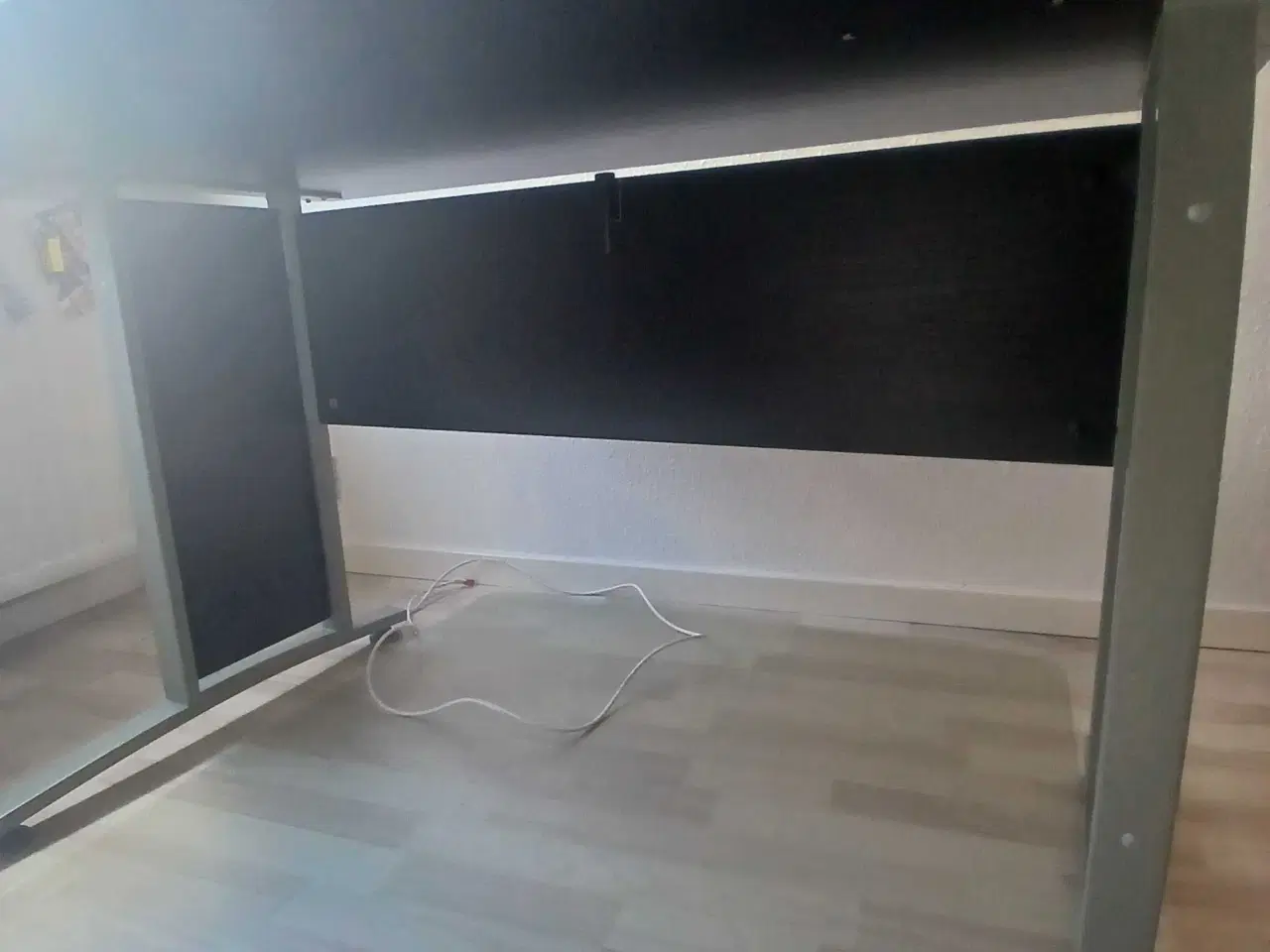 Billede 3 - Robust og solidt Skrivebord i sort træ
