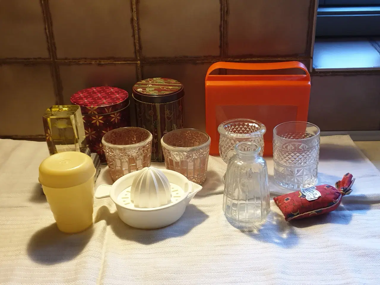 Billede 1 - Dåser tallerkener krus m m 2krstk SE 2 fotos