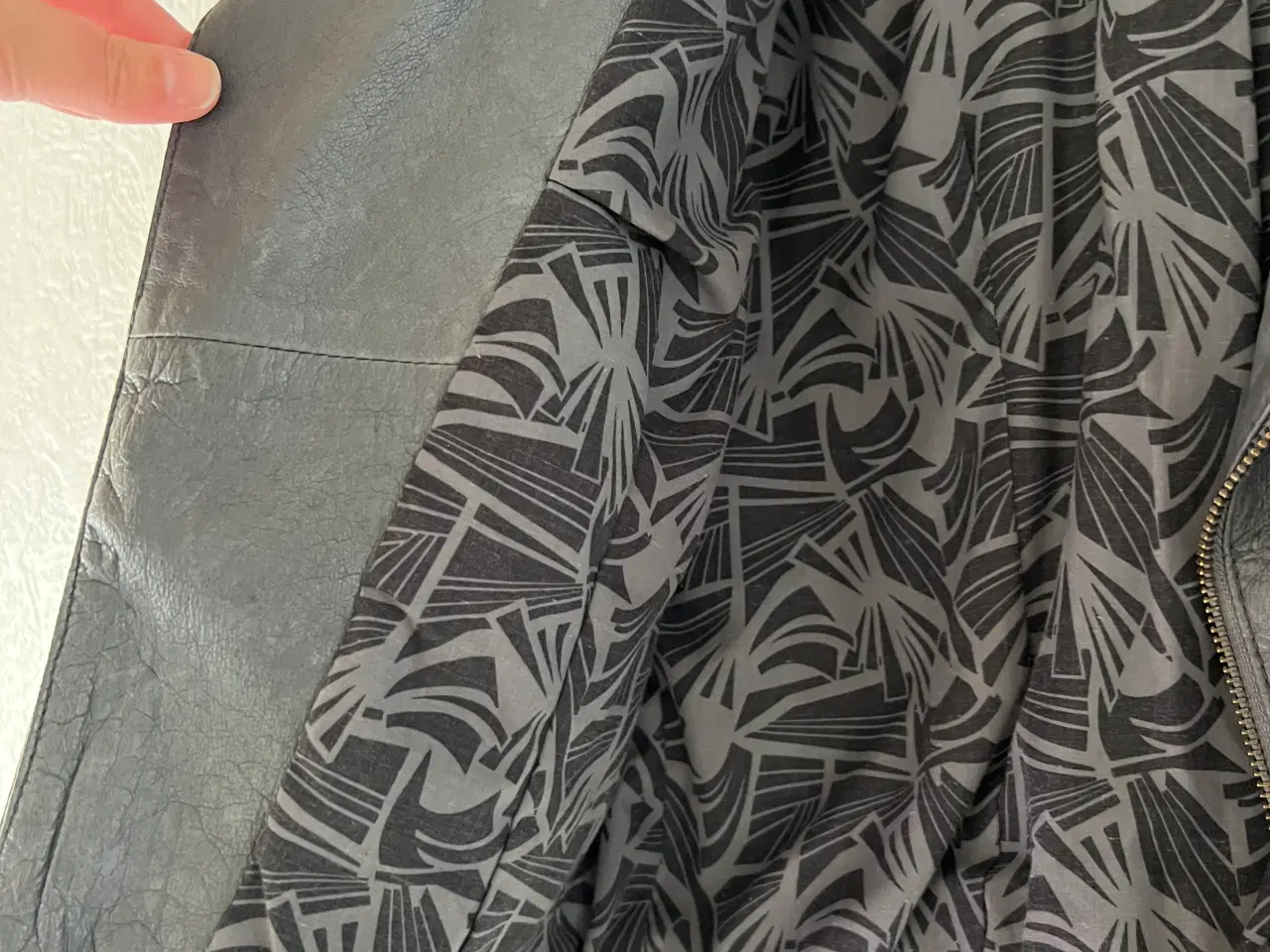 Billede 12 - Grå Skindjakke fra Phobia. (Str. 36)