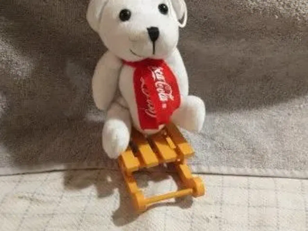 Billede 1 - 2 x Coca Cola Bamse på Kælk