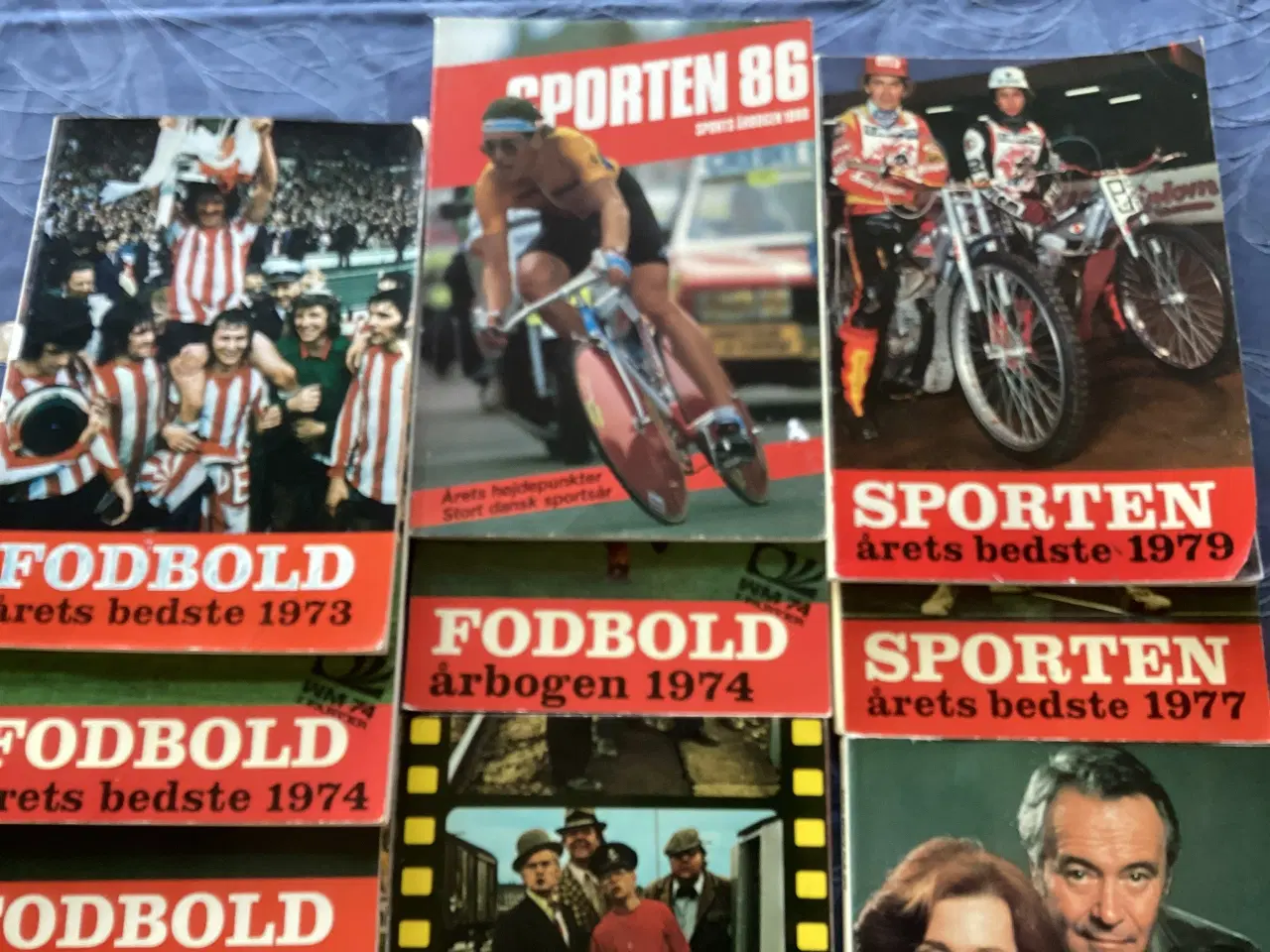 Billede 2 - Sport -og filmårbøger. 10  kr stk