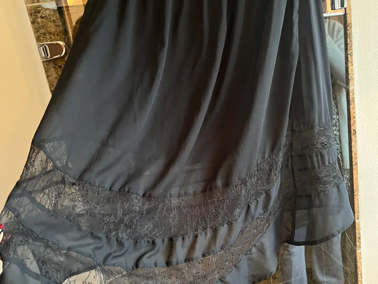 Billede 4 - Smuk sort nederdel med blonder str 40