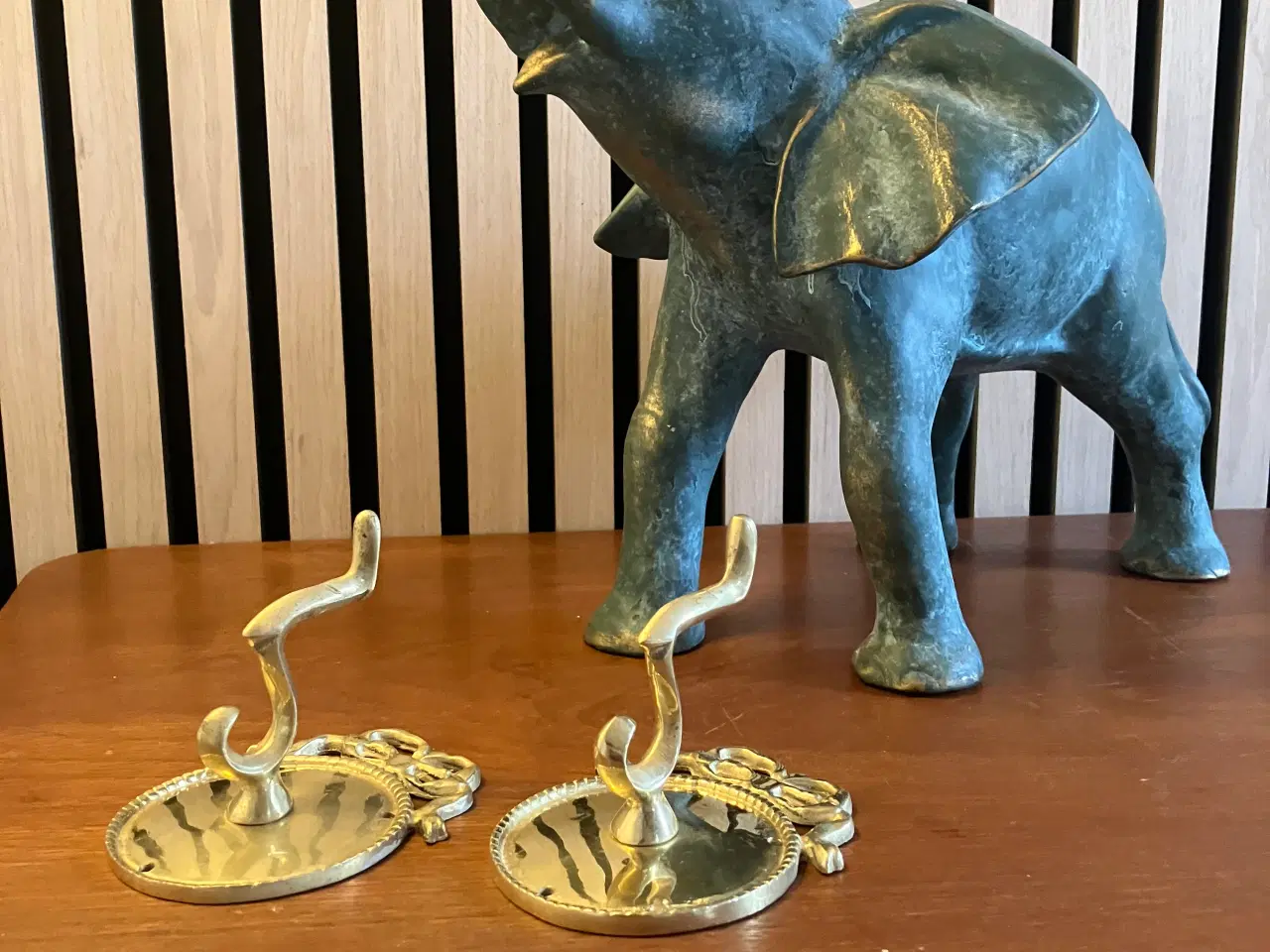 Billede 1 - 2 Messing knager med patina.