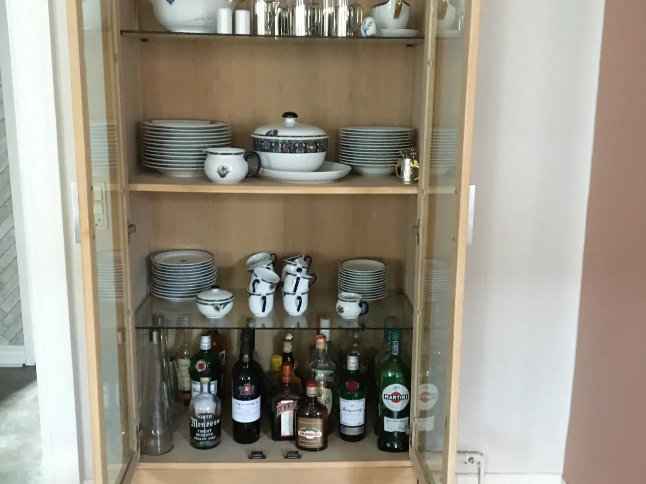 Billede 2 - Massivt sæbebehandlet egetræs-vitrineskab