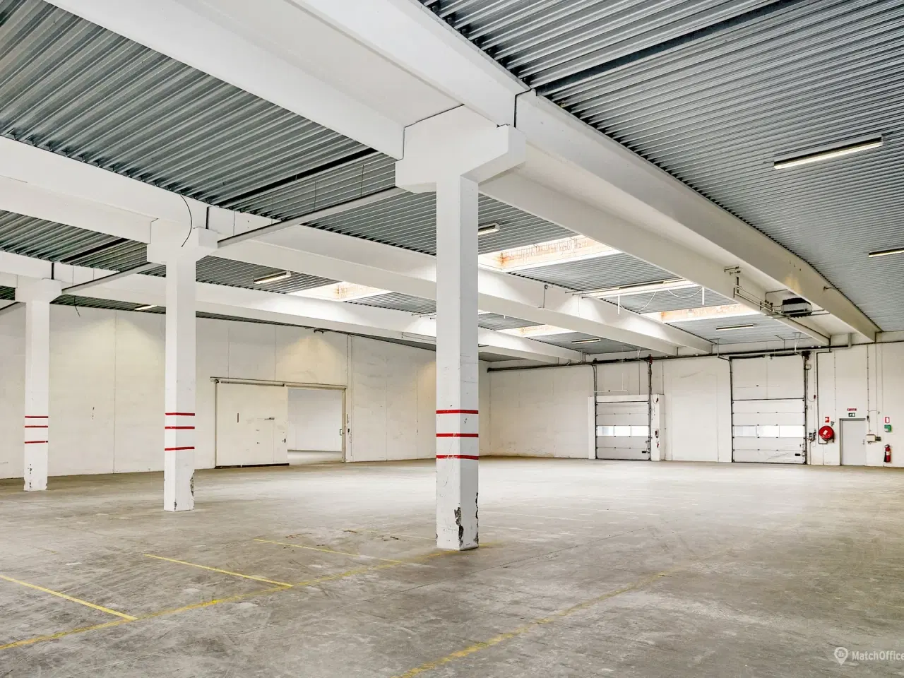 Billede 4 - Højloftet lagerhal med to læsseramper