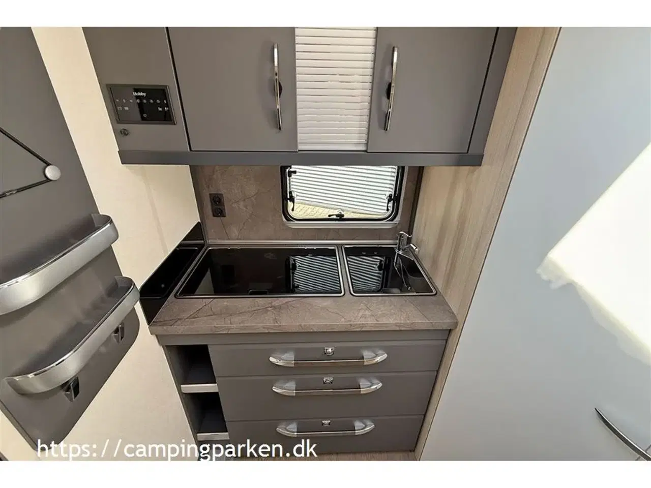 Billede 5 - 2025 - Hobby De Luxe 460 SFf   Smart Hobby De Luxe 460 SFf 2025-model med queens bed og endekøkken