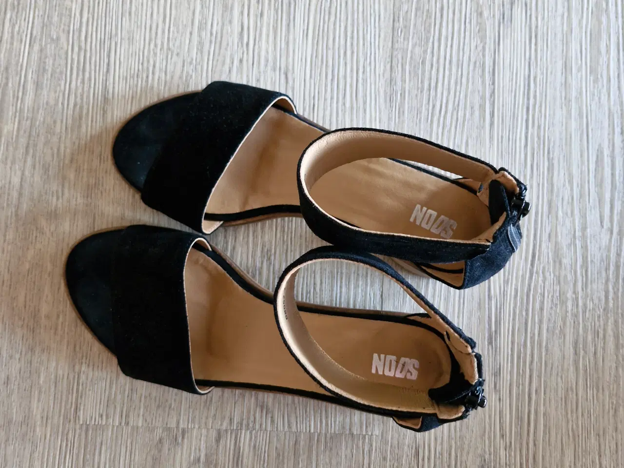 Billede 3 - Sandaler i sort ruskind fra Soon