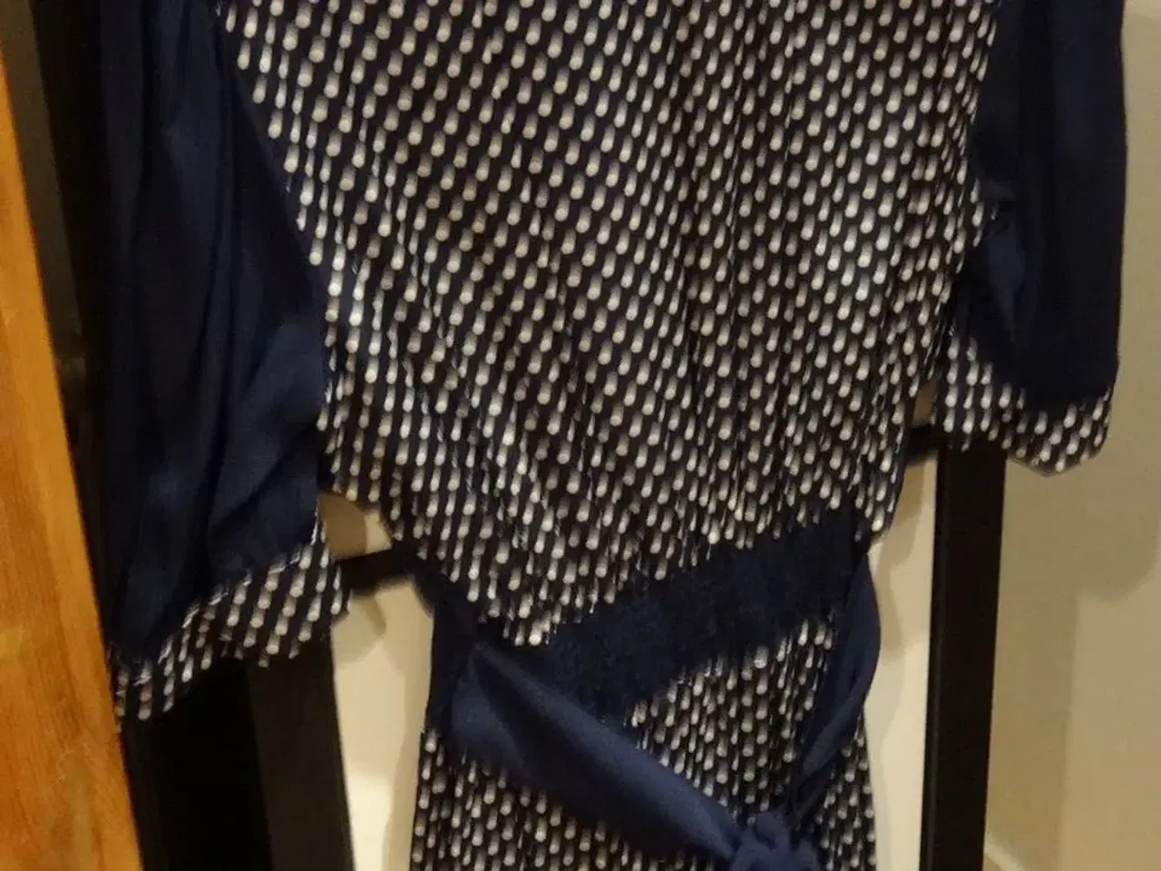 Billede 2 - Marineblå kjole med polkadots