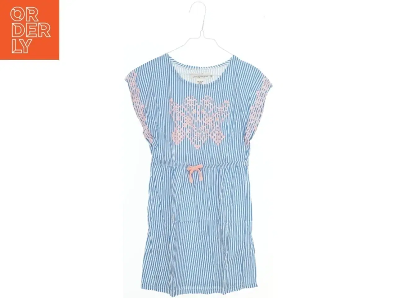Billede 1 - Børnekjole med striber og mønster fra L.O.G.G (str. 122)