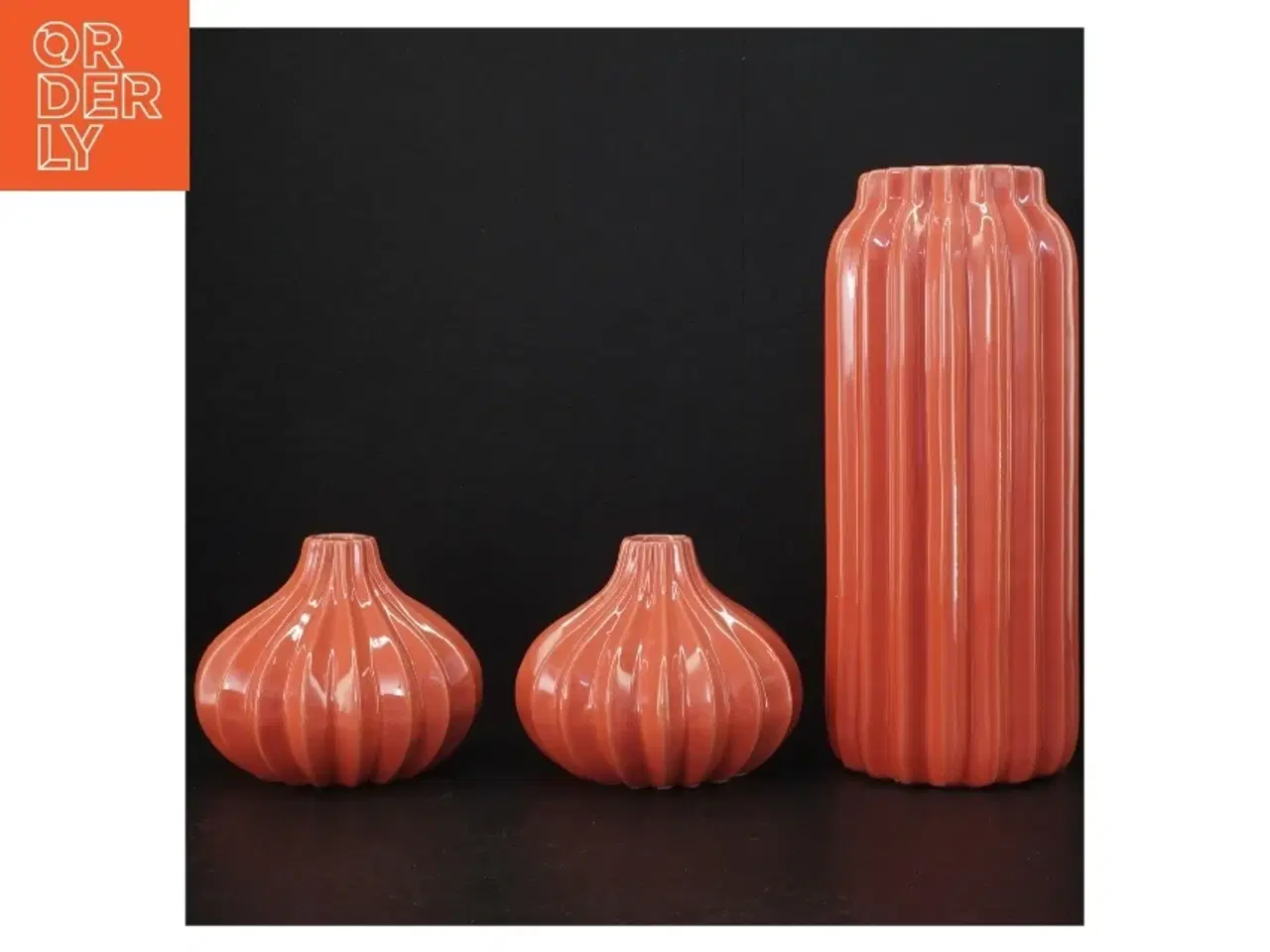 Billede 1 - Røde keramiske vaser fra Broste (str. H 26 x ø 10 cm h 10 x ø 12 cm)