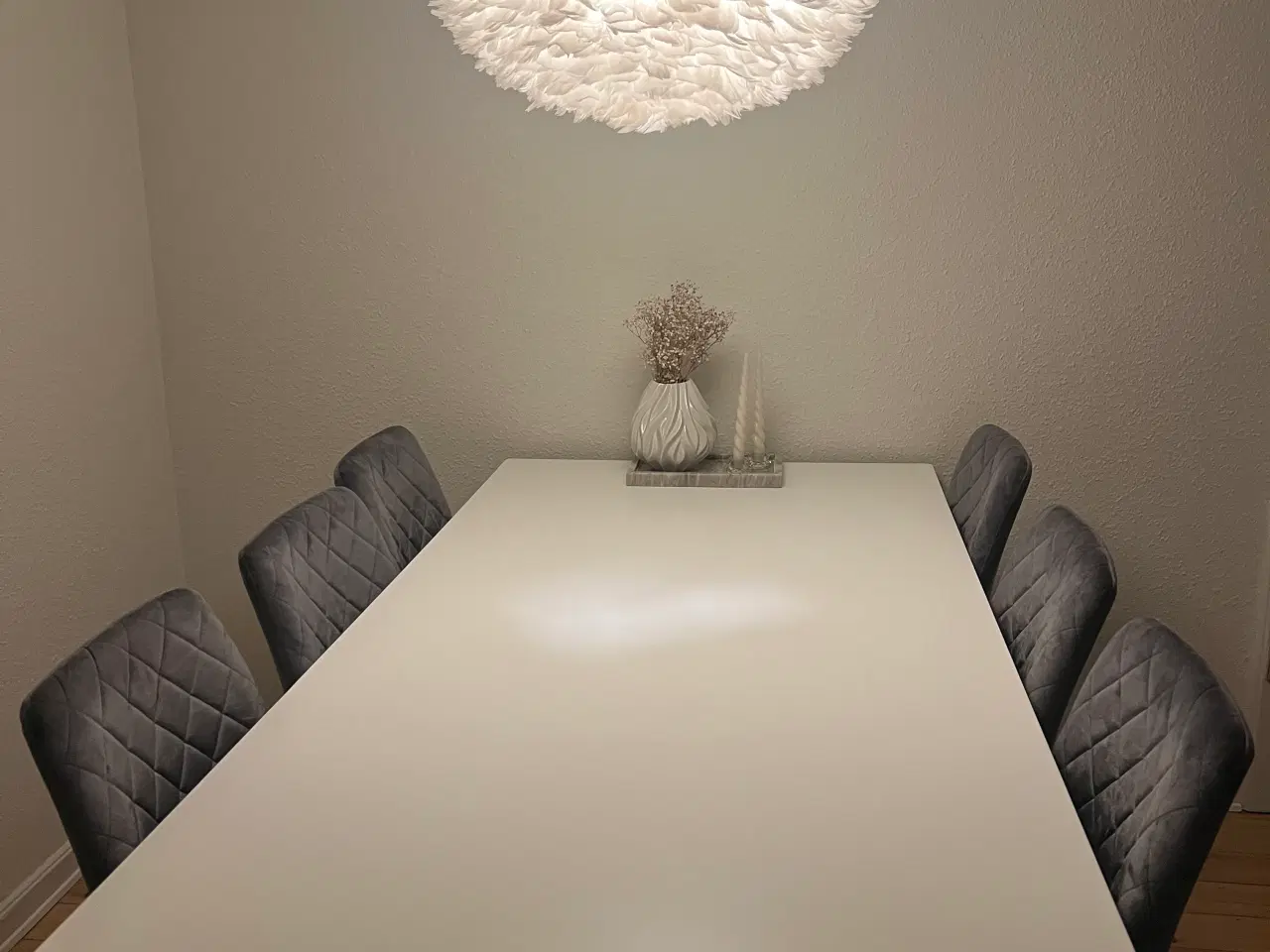 Billede 1 - Hvidt spisebord og grå velourstole sælges 