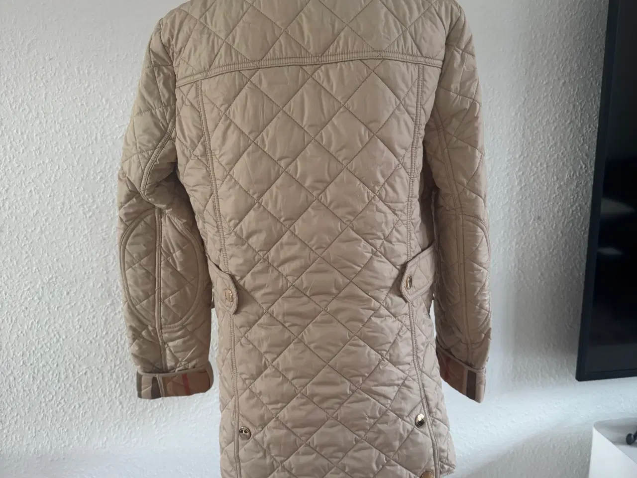 Billede 2 - Burberry quiltet jakke – beige, næsten som ny