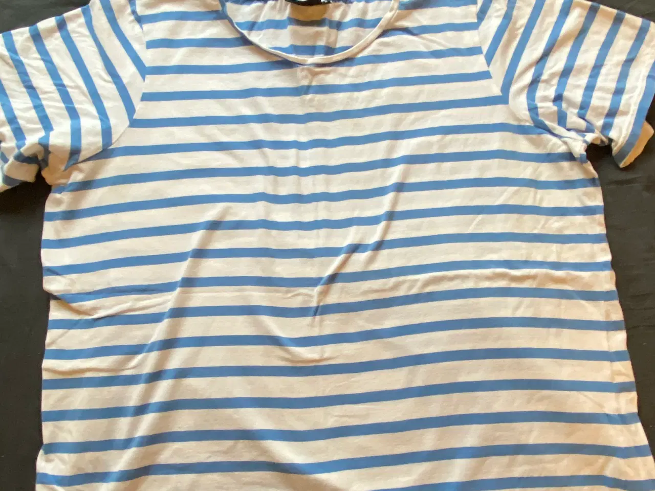 Billede 2 - T-shirt med lyseblå striber