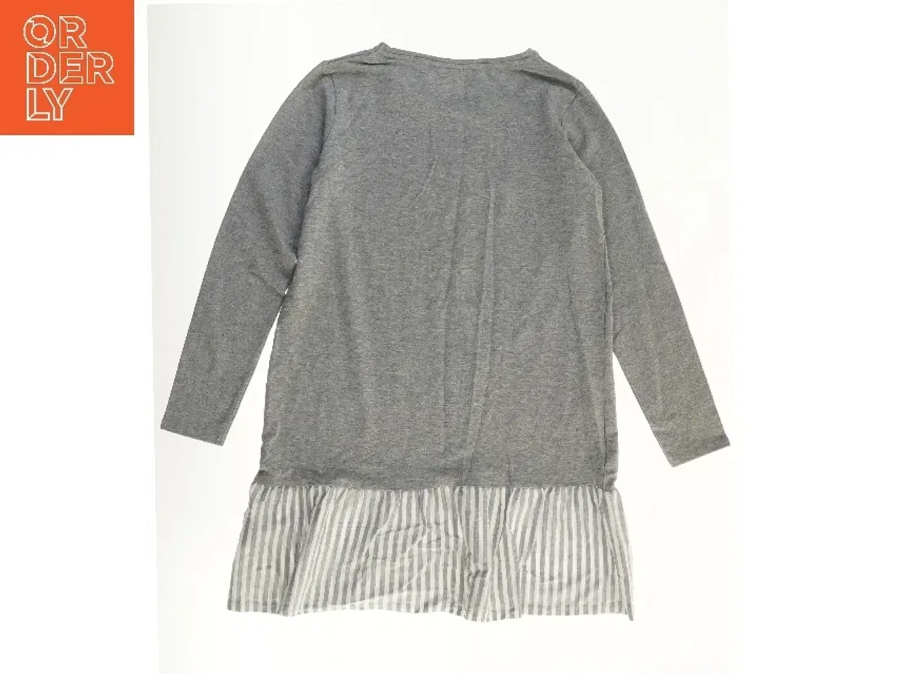 Billede 2 - Langærmet kjole med flæsekant fra Pepperts (str. 158)