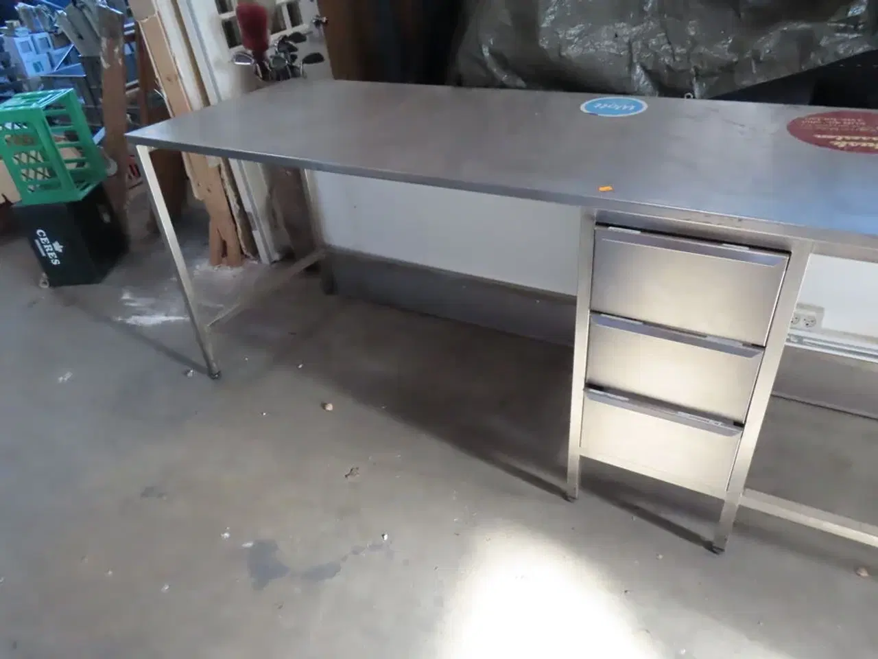 Billede 4 - Desk, stålbord med skuffeinsatser og stikkontakter.