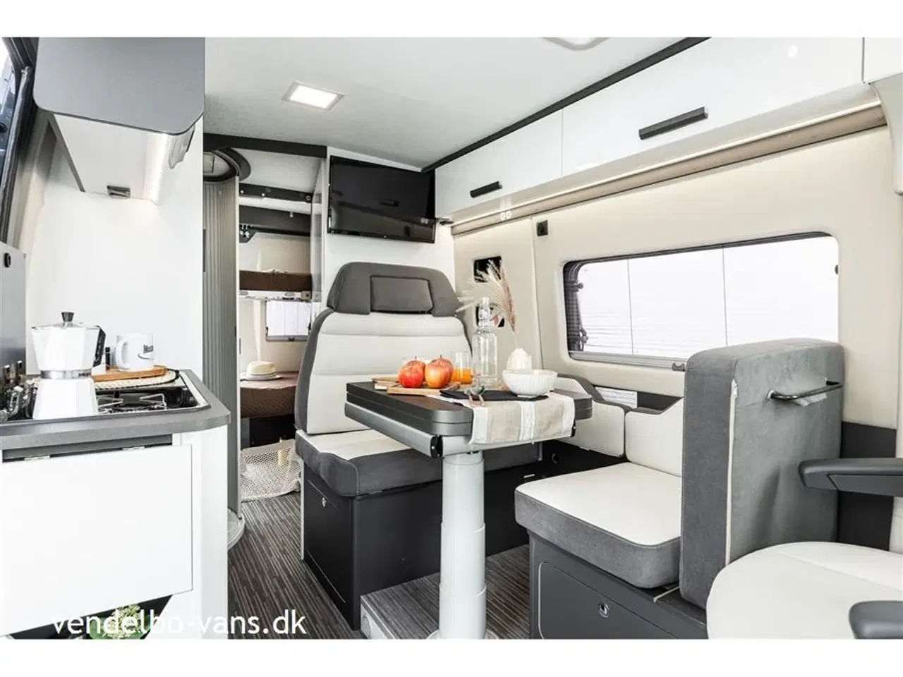 Billede 2 - 2025 - McLouis Menfys Van   Campervan 5,99 M med 5. S. sele pladser / sovepladser