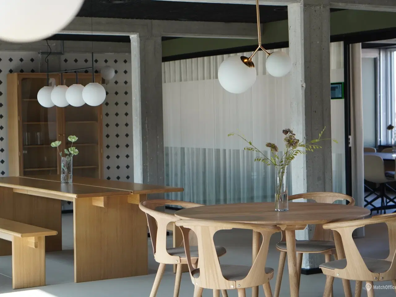 Billede 8 - Et lejemål med åbne rum der oser af skråsikker attitude og selvsikkerhed