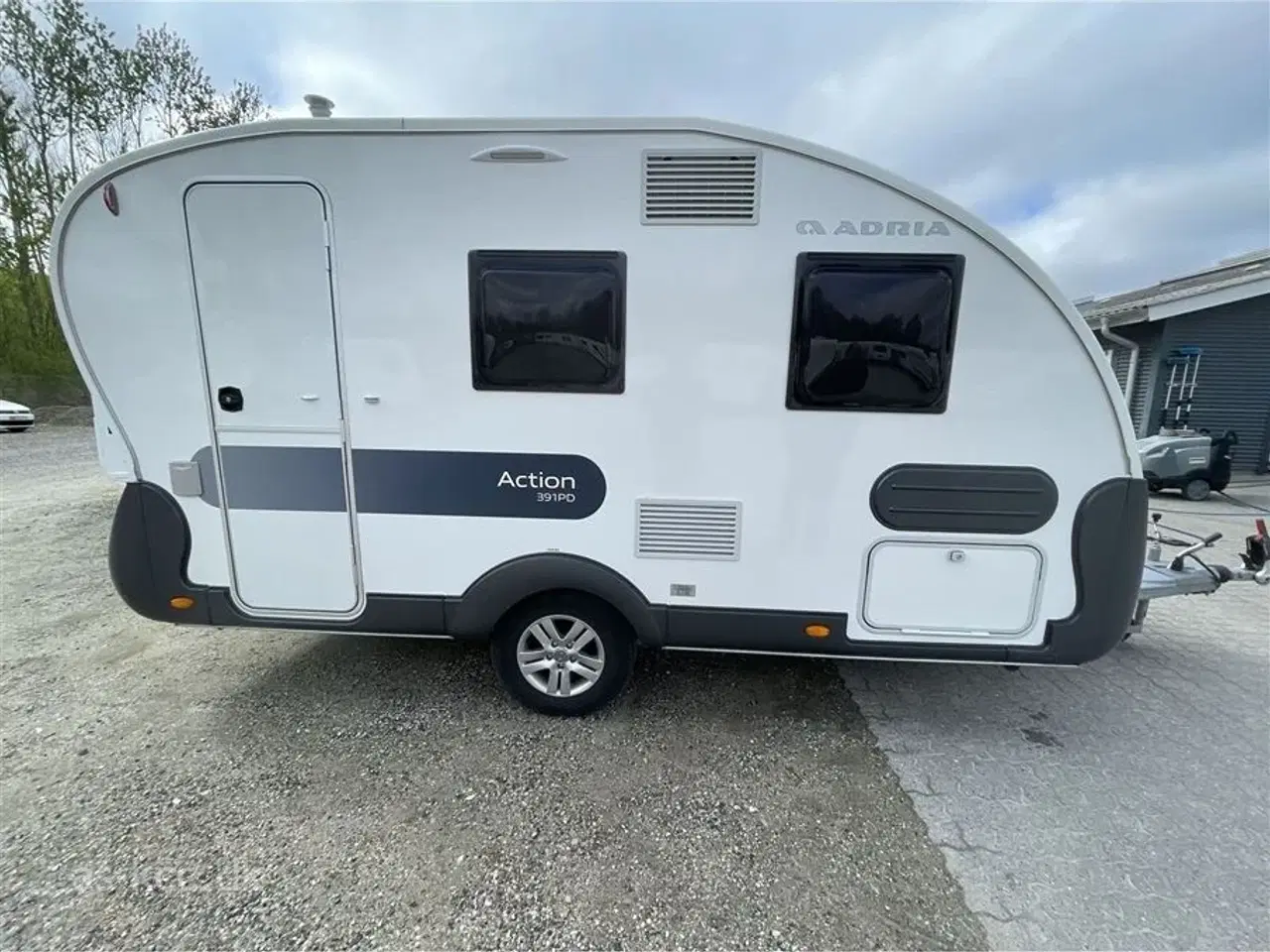 Billede 2 - 2021 - Adria Action 391 PD Panorama   Adria Action 391 PD. Denne vogn er med Solsejl 3 sovepladser  4 siddepladser.