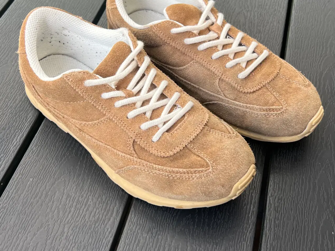 Billede 1 - SNEAKERS I SKIND MED TRACK SÅL – Str. 39 (børn)