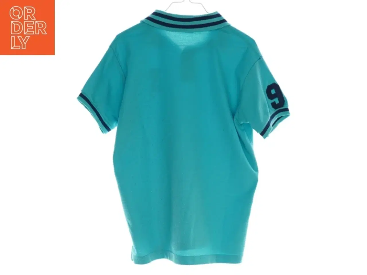 Billede 2 - T shirt med logo (ca. str 13 år)