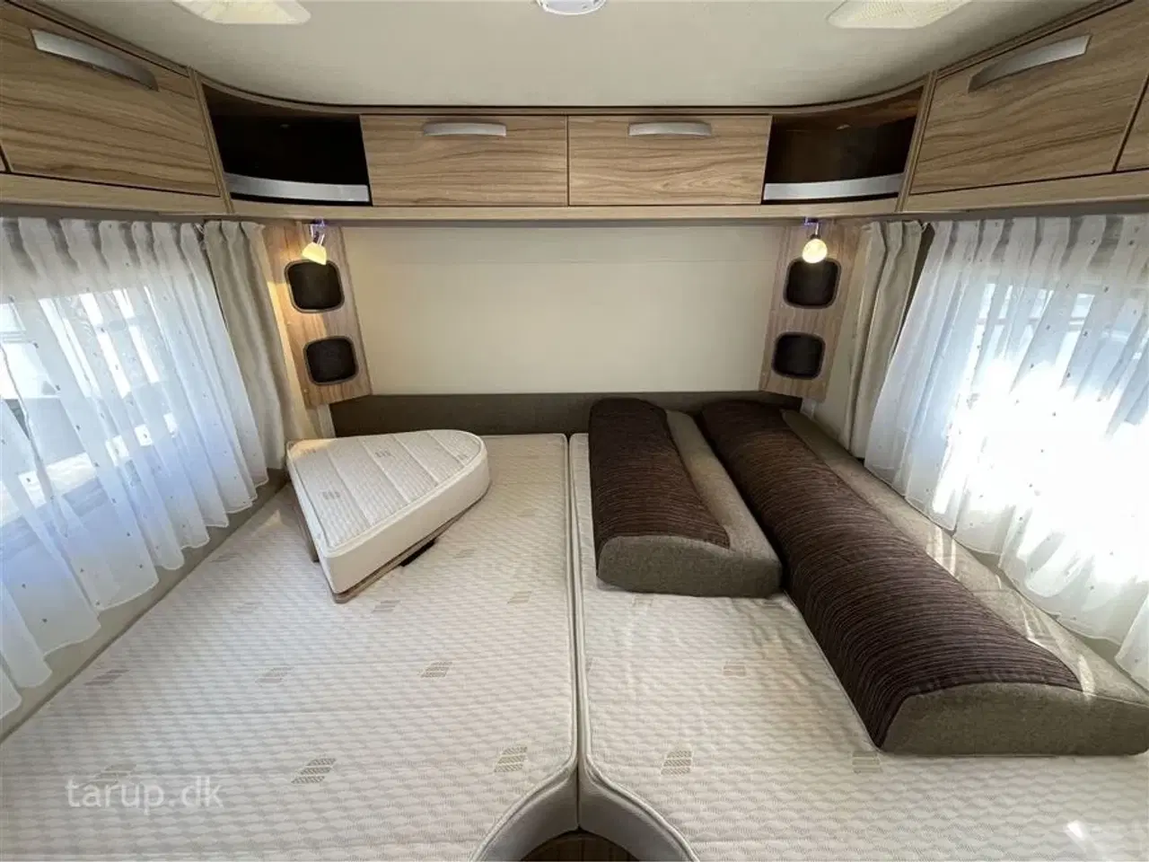 Billede 14 - 2022 - Hymer Feeling 442   Fortelt: Walker, mover, solceller, fast markise m sider og front, cykelholder, Truma UltraHeat, el- og gasboiler, endesiddegruppe, dobbeltseng