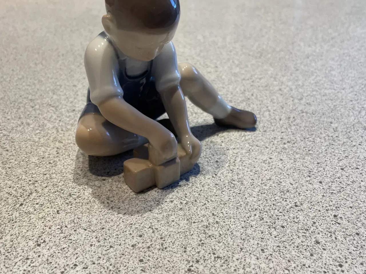 Billede 1 - Porcelænsfigur legende dreng