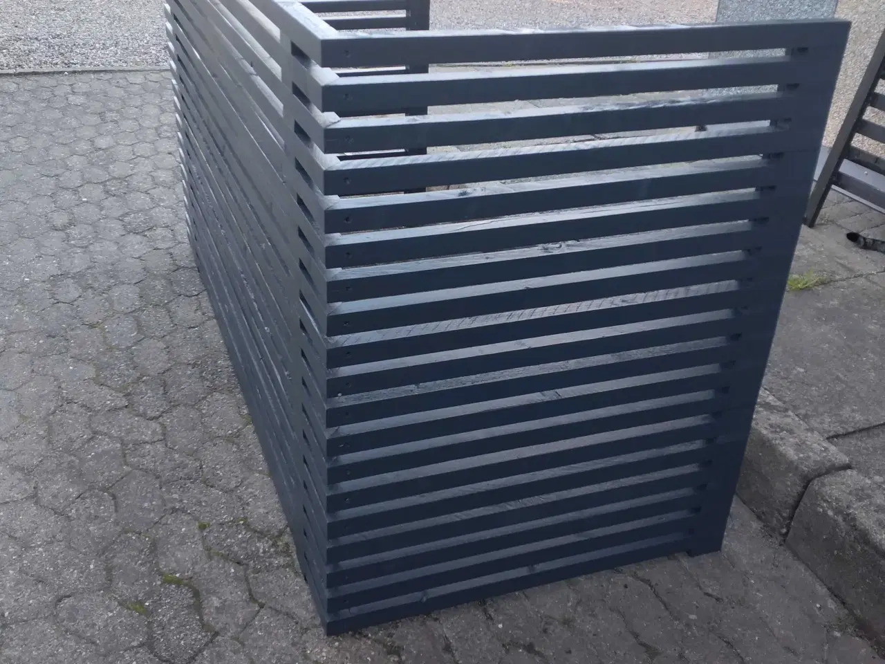 Billede 4 - Lavet i kraftigt 38x35 træ. Skraldespan skjuler 