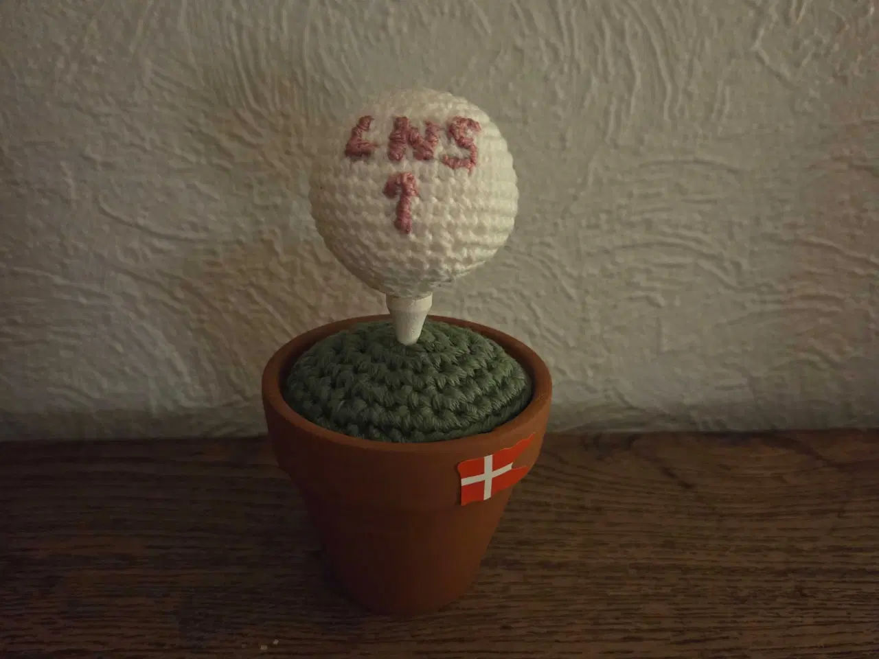 Billede 1 - Hæklet golfbold med initialer på tee, i potte