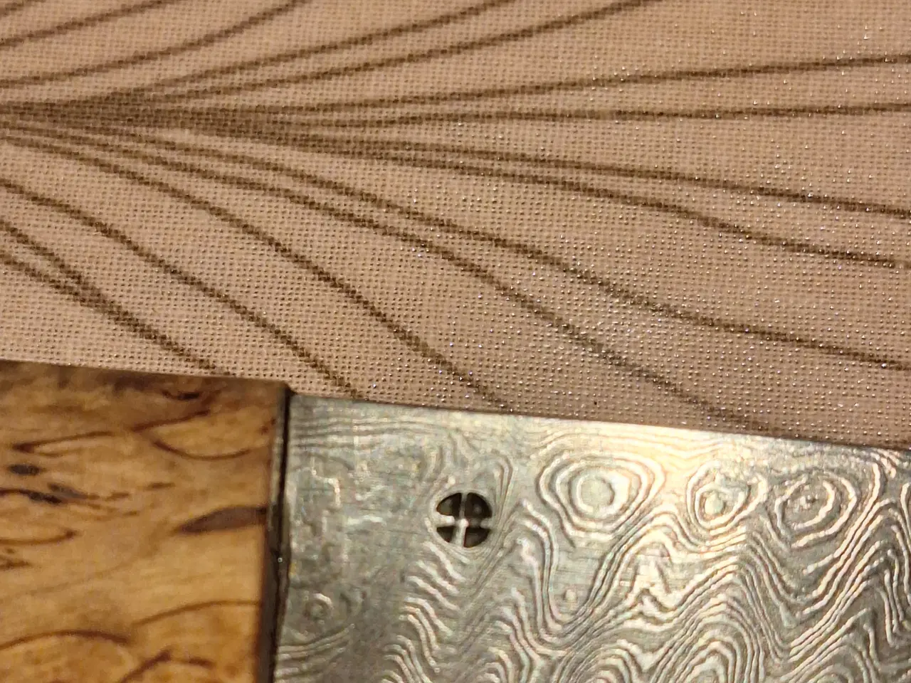 Billede 1 - Håndsmedet kniv i damaskusstål. Dansk vikingesmed.