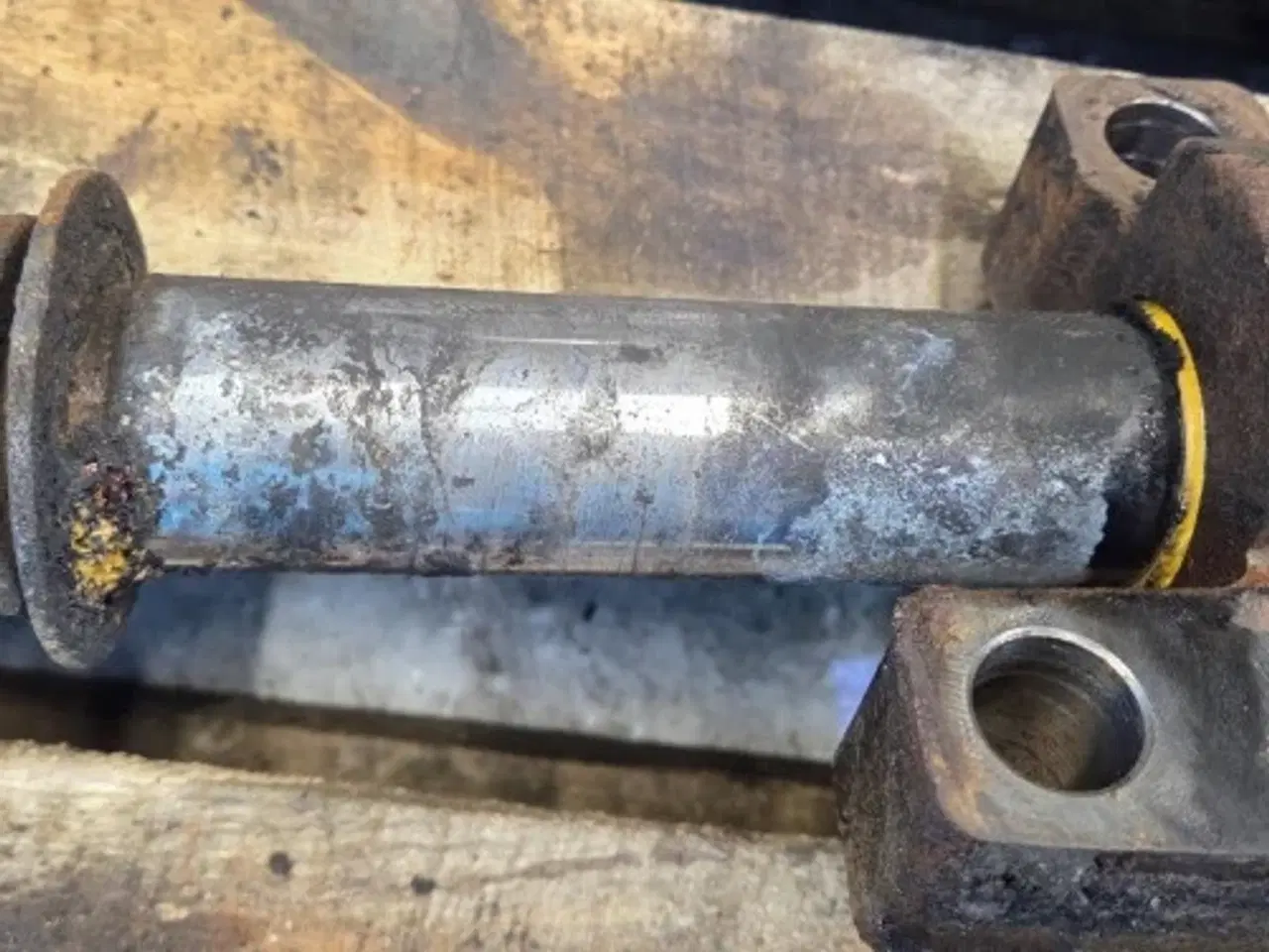 Billede 9 - New Holland LB115B Styrecylinder 85807979