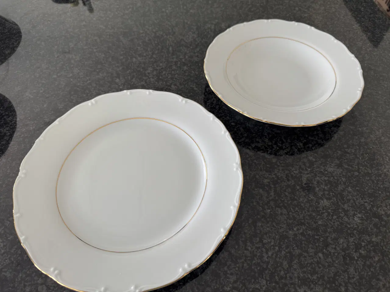 Billede 3 - Spisestel hvid med guldkant til 12 pers. 