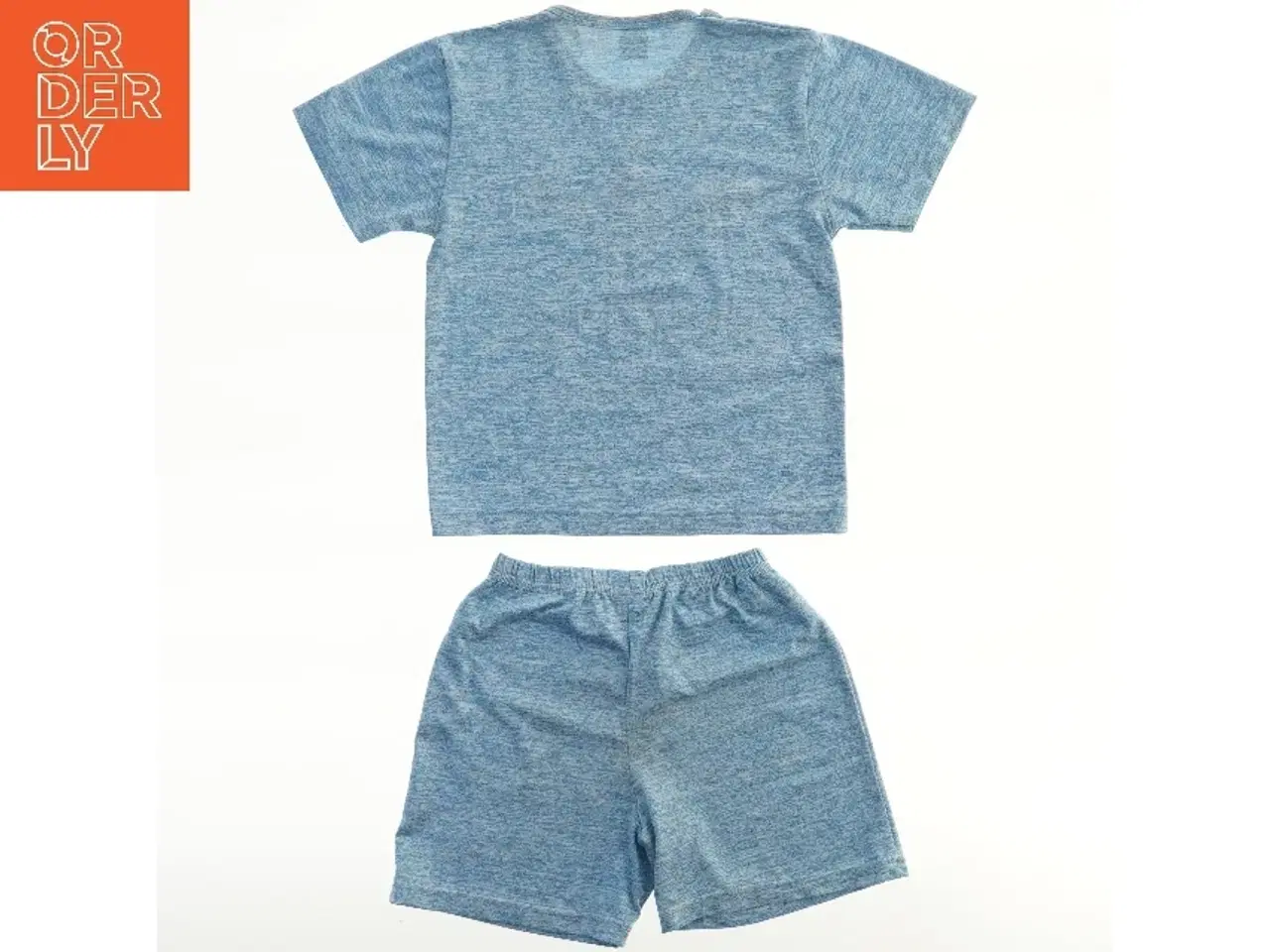 Billede 1 - Træningssæt med t-shirt og shorts fra Adidas (str. 116)