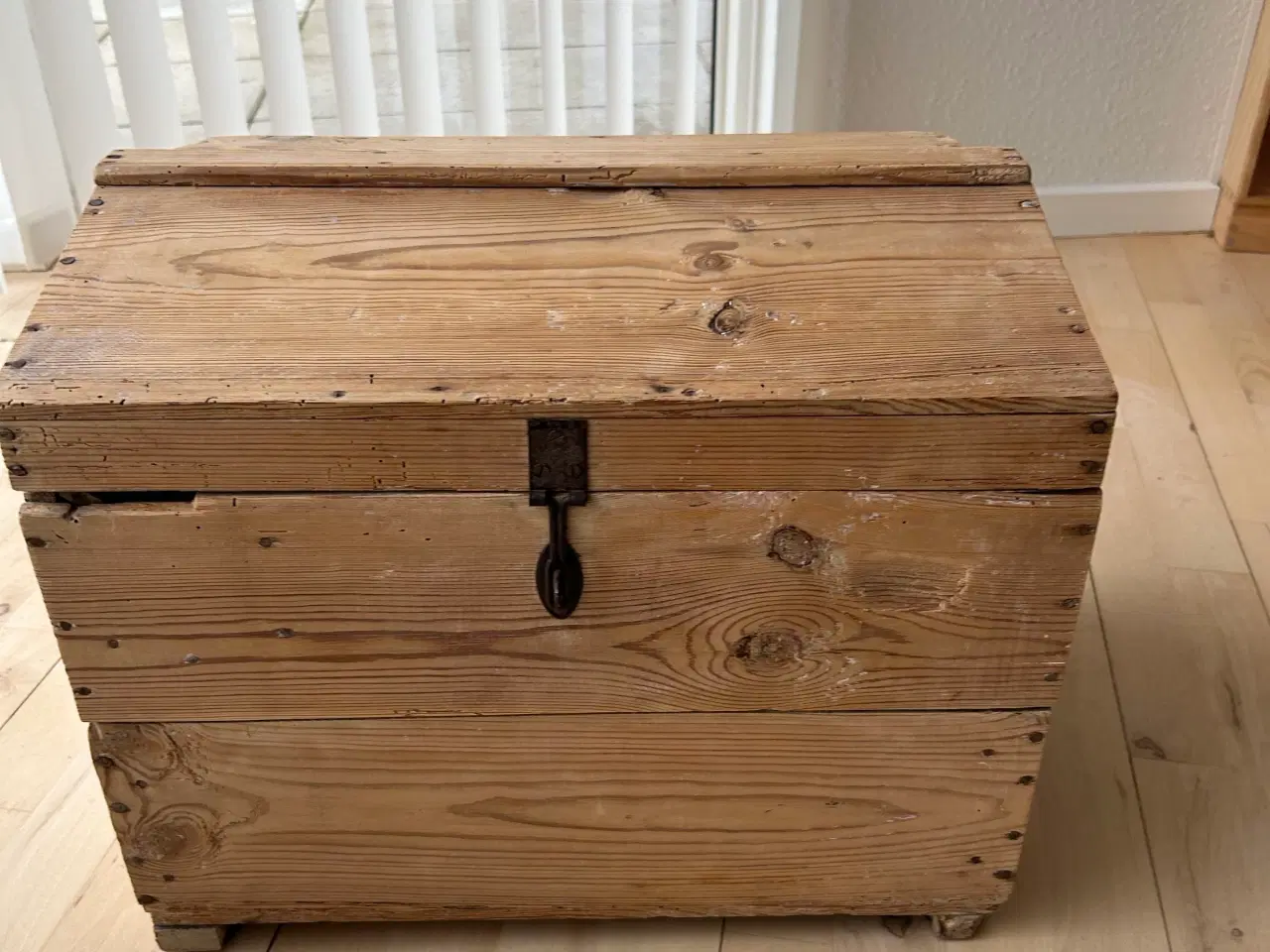 Billede 1 - Meget gammel trækiste
